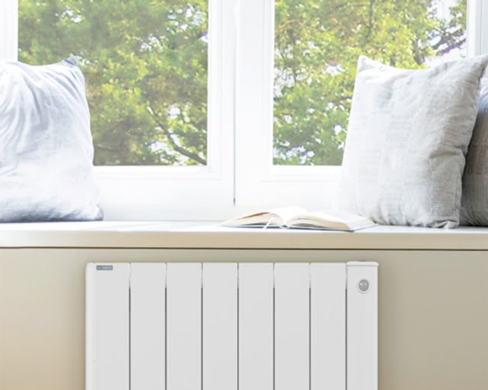 Batirad Classic 1,5 kW speksteenradiator op vensterbank